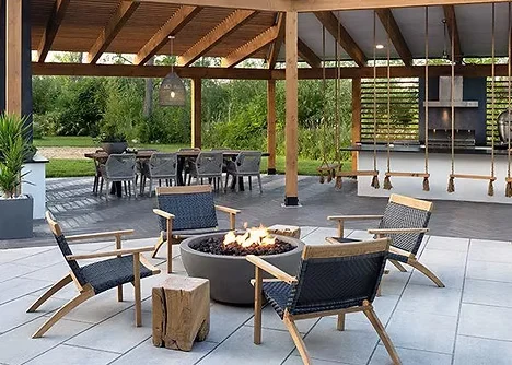 Outdoor Kitchens & Bars